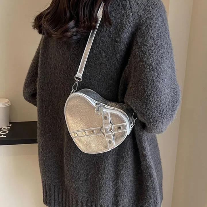 Y2K%20Heart-shaped%20Crossbody%20Bag%20Zip%20Closure%20Rivet%20Detail%20Vintage%20Love%20Shoulder%20Bag%20PU%20Leather%20Heart%20Purse%20for%20Evening%20Wear%20Casual%20Outing%20Trendy%20Accessory%20Women's%20Fashion%20Gift%20Item%20-%20Image%203