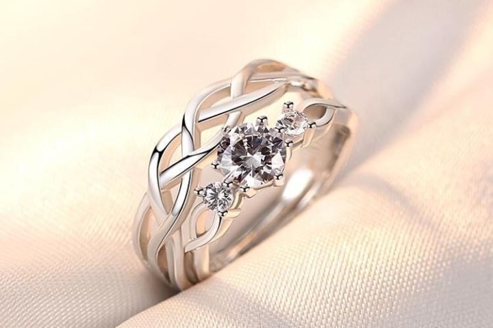 Couples%20Ring%20Set%20Stainless%20Steel%20Wedding%20Rings%20for%20Men%20And%20Women%20with%20Comfort%20Fit%20And%20Assorted%20Styles%20-%20Image%203