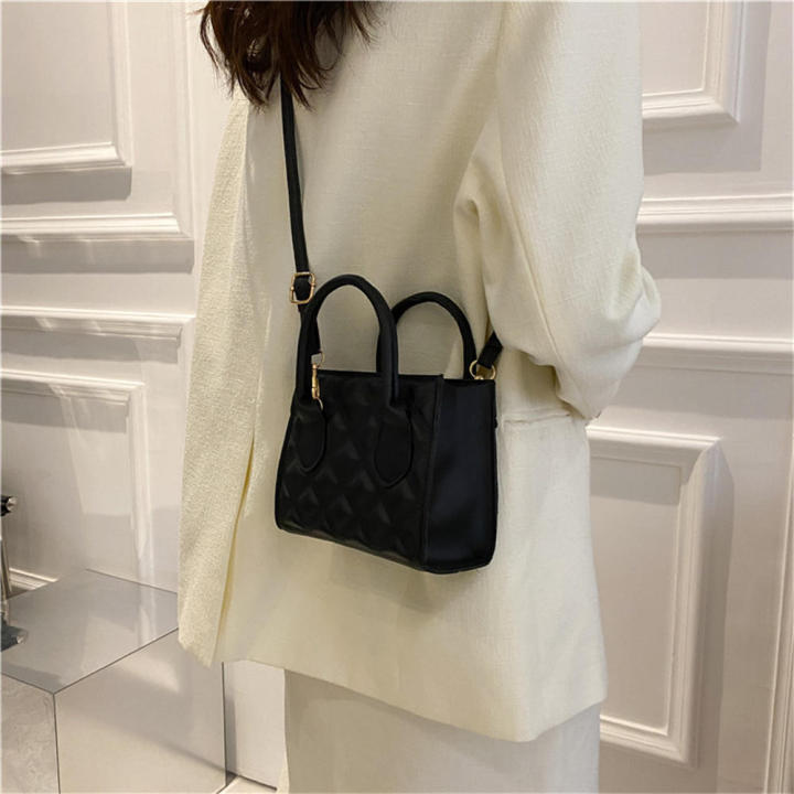 design%20Shoulder%20bag%20Minimalist%20Solid%20color%20Daily%20use%20Crossbody%20bag%20%20Fashionable%20PU%20leather%20bag%20%20for%20Travel%20Shopping%20%20Work%20%20Party%20%20College%20students%20-%20Image%203