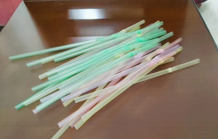 Unique%20Disposable%20Straws_100%20Pieces%20in%20a%20Packet%20-%20Image%203
