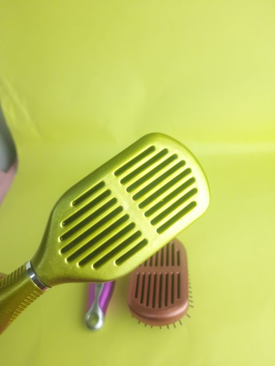 SALON%20Professional%20Large%20Paddle%20Hair%20Brush%20Golden%20-%20Image%204