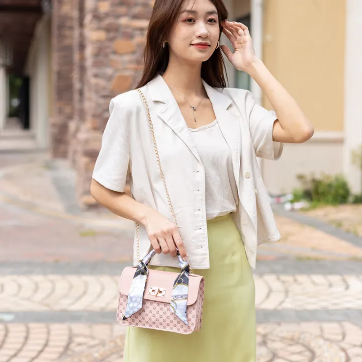 Women's%20bag%202022%20new%20circle%20color%20matching%20chain%20silk%20scarf%20small%20square%20bag%20casual%20mobile%20phone%20bag%20gift%20live%20package%20foreign%20trade%20-%20Image%204
