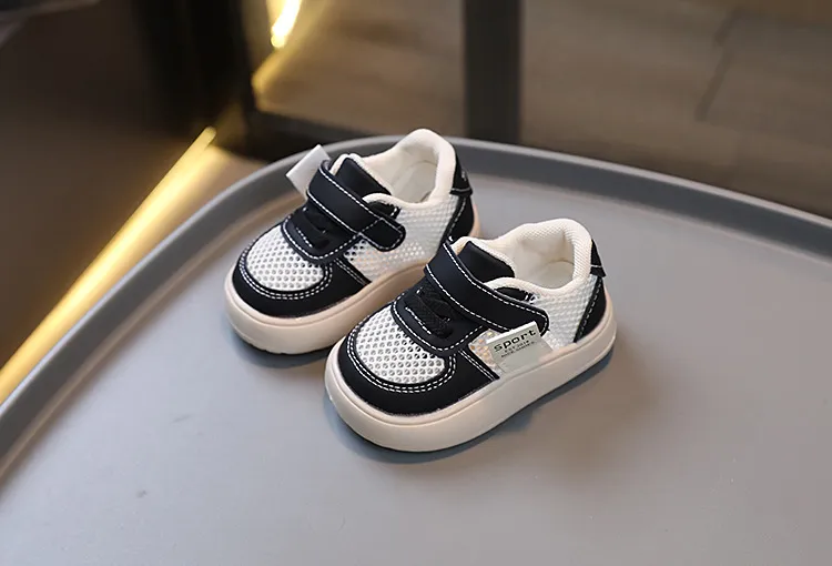 A drop delivery of children's baby shoes in autumn new soft sole