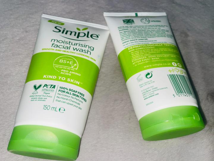 Simple%20Kind%20to%20Skin%20Moisturising%20Face%20Wash%20150ml%20-%20Image%203
