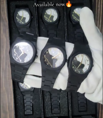 Arabic%20Aura%20Watch%20%E2%80%93%20Carbon%20Fiber%20Look%20Body%20with%20Sleek%20&%20Modern%20Design%20-%20Black%20X%20Blue%20-%20Image%203