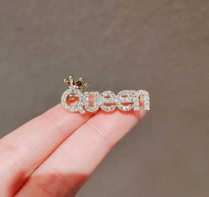 Mini queen brooch for women