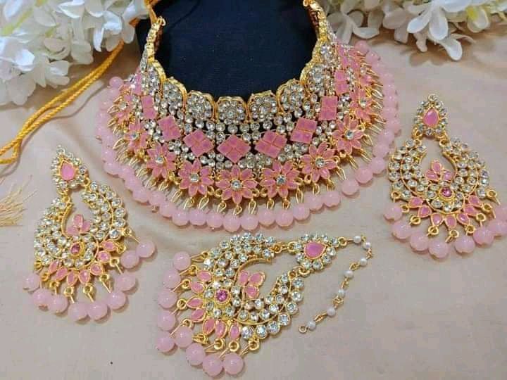 Indian%20Gold-Plated%20Wedding%20Necklace%20Set%20Thai%20Stone%20Choker%20with%20Earrings%20and%20Tikli%20-%20Image%205