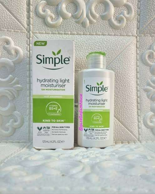 Simple%20Kind%20to%20Skin%20Hydrating%20Light%20Moisturiser%20-%20Image%205