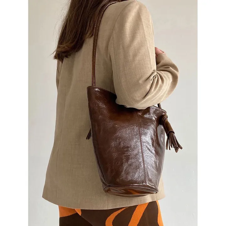 Paloma%20Wool%20first%20layer%20of%20oil%20wax%20cowhide%20vintage%20one-shoulder%20crossbody%20tassel%20bucket%20bag%20white%20Baihe%20same%20women's%20bag%20-%20Image%204