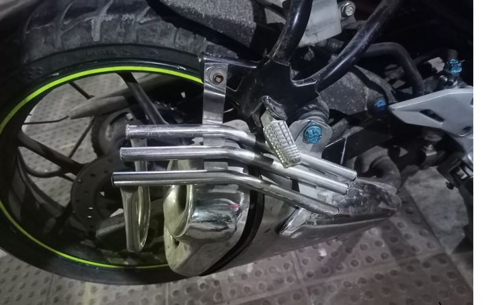 Suzukii%20gixxer%20foot%20vase/padani%20for%20gixxer%20old%20and%20new%20version%20and%20sf%20old%20and%20new%20version%20-%20Image%202