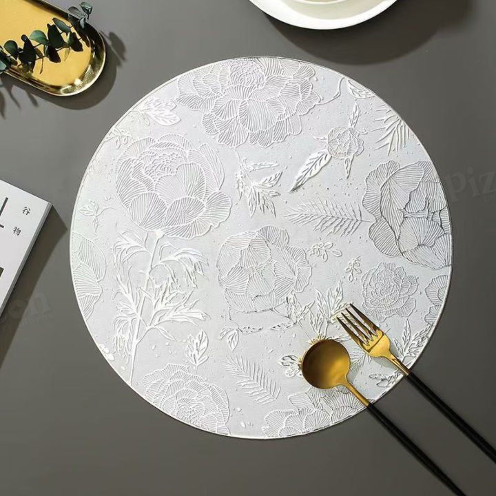 Golden%20Flower%20Placemat%20%7C%20Round%20PVC%20Dining%20Mat%20%7C%20Heat-Resistant%20Table%20Pad%20%7C%20Non-Slip%20Table%20Protector%20%7C%20Washable%20Decorative%20Placemat%20%7C%20Elegant%20Wedding%20Tableware%20%7C%20Festival%20Dining%20Table%20Mat%20%7C%20Luxury%20Gold%20Table%20Decor%20%7C%20%20Model%20PM%201001%20by%20Pizeon%20Luxury%20Linens%20-%20Image%203