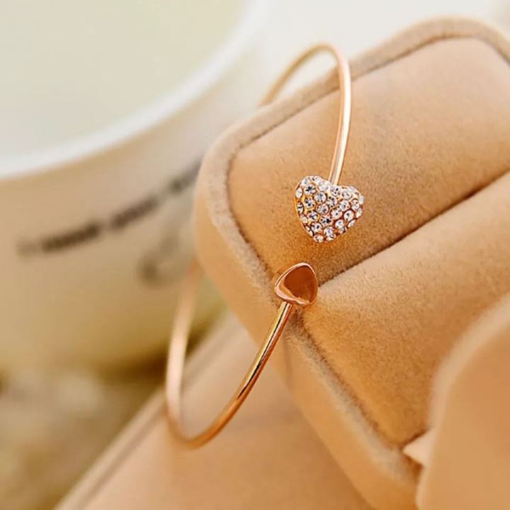 5PCS%20Fashion%20Crystal%20Bracelets%20Sets%20for%20Women%20Gold%20Layered%20Butterflies%20Pendant%20Charms%20Hand%20Chain%20Stackable%20Wrap%20Bangle%20Adjustable%20Bracelet%20Jewelry%20Accessories%20-%20Image%206