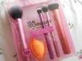 Real Techniques Everyday Essentials Makeup Brush Set. 