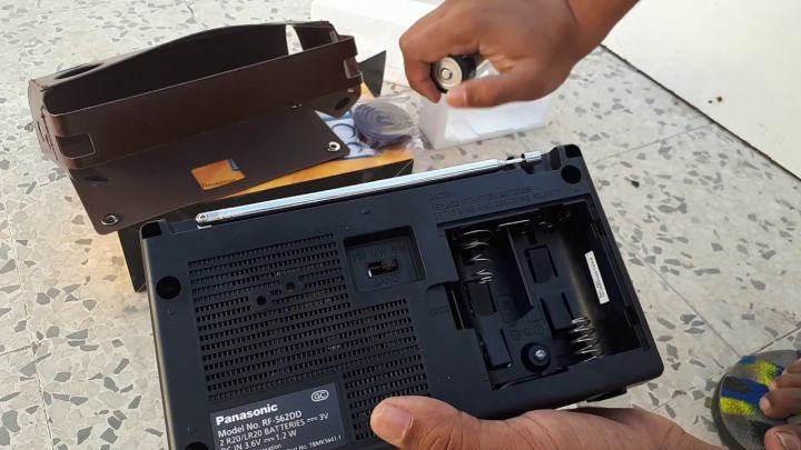 Panasonic%20RF-562DD2%20Portable%20FM/MW/SW%203-Band%20Reception%20and%20Radio%20-%20Black%20and%20Silver%20-%20Image%204