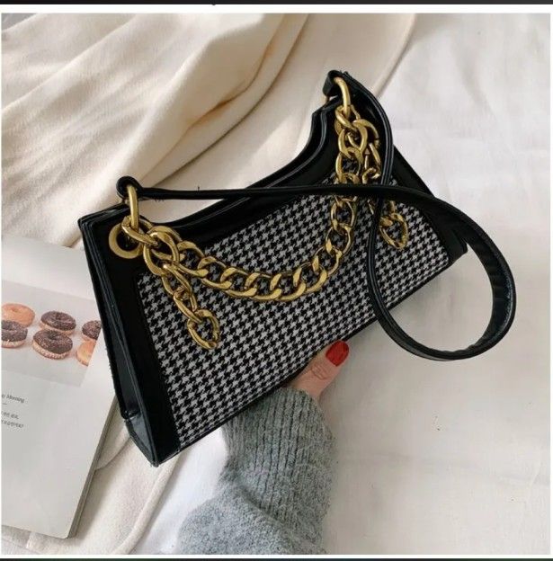 Gold%20Chain%20Shoulder%20Bag%20with%20PU%20Leather%20Material,%20Stylish%20Design%20and%20Versatile%20Use%20for%20Women%20-%20Image%206