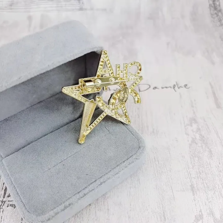 Premium%20five-pointed%20star%20double%20letter%20brooch,%20pearl%20rhinestone,%20umbrella%20pin,%20with%20small%20fragrance%20suit,%20dress,%20suit%20collar%20pin%20-%20Image%204