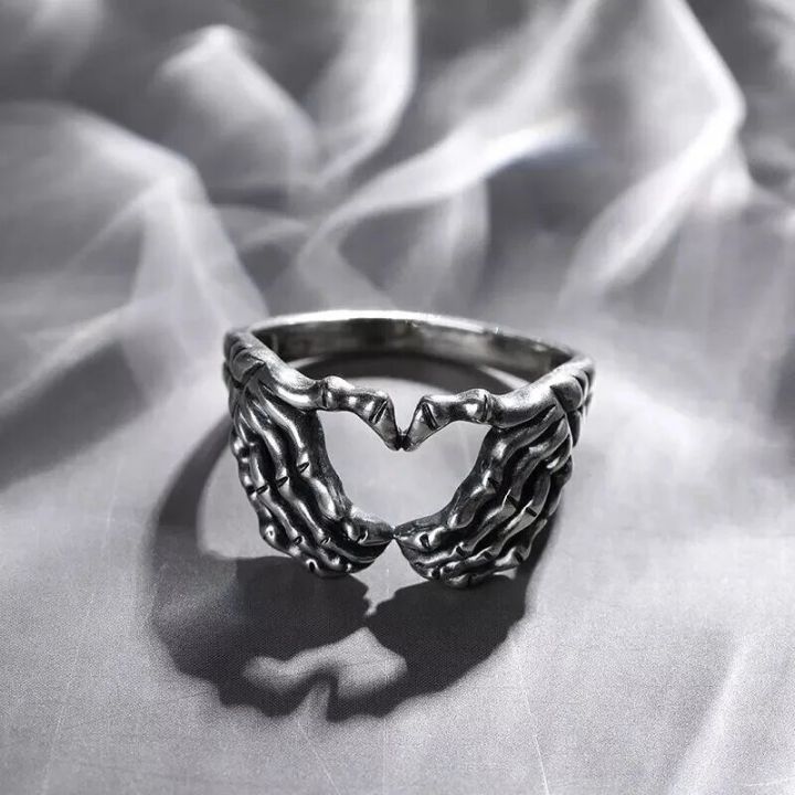 Vintage%20Punk%20Skull%20Hand%20with%20Heart-Shaped%20Ring%20for%20Men%20Women%20Hip%20Hop%20Gothic%20Skeleton%20Hand%20Ring%20Accessories%20Jewelry%20Gifts%20-%20Image%202