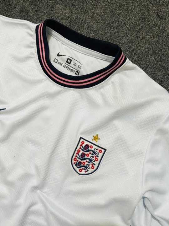 England%20home%20jersey%2025/26%20(long%20sleeve)%20-%20%E2%81%A0World%20Cup%20England%20jersey%20-%20Image%202