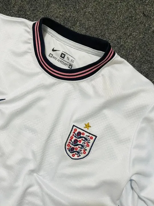 England%20home%20jersey%2025/26%20(long%20sleeve)%20-%20%E2%81%A0World%20Cup%20England%20jersey%20-%20Image%202