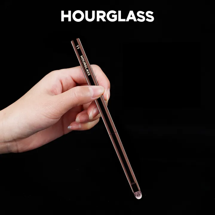 Hourglass%20Makeup%20Brush-%20No.11%20Eyetail%20Brush%20Soft%20and%20Skin-friendly%20Fiber%20Hair%20Smudge%20Brush%20Fashion%20Design%20Single%20Eye%20Brush%20-%20Image%203