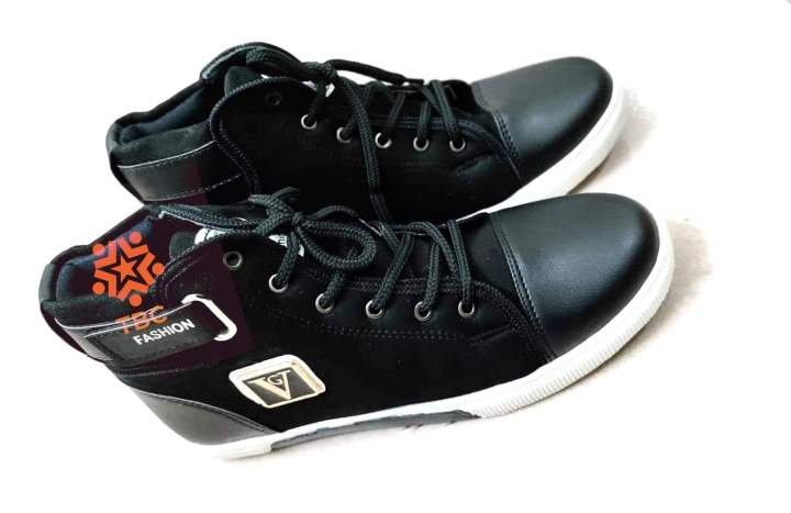 High%20Neck%20Sneakers%20for%20Men:%20Lace-Up%20Fleece%20and%20Hard%20Sole%20-%20Ultimate%20Comfort%20and%20Style%20-%20Image%204