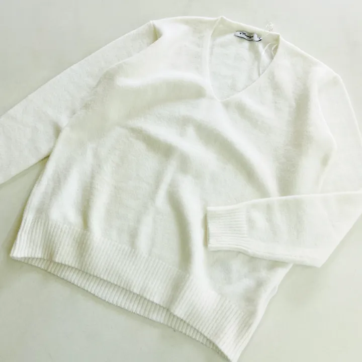 Womens%20V-Neck%20Long%20Sleeve%20Off-White%20Winter%20Sweater%20From%20Levin%20-%20Image%203