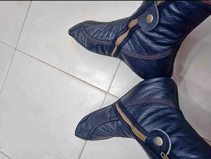 Azad%20Cow%20Leather%20Zipper%20Snap%20Button%20Socks%20for%20Men%20&%20Woman%20Socks%20Best%20Use%20In%20Winter%20And%20Cold%20Weather%20Foot%20Warmer%20(100%25%20Premium%20Quality%20Leather)%20LS102%20-%20Image%204