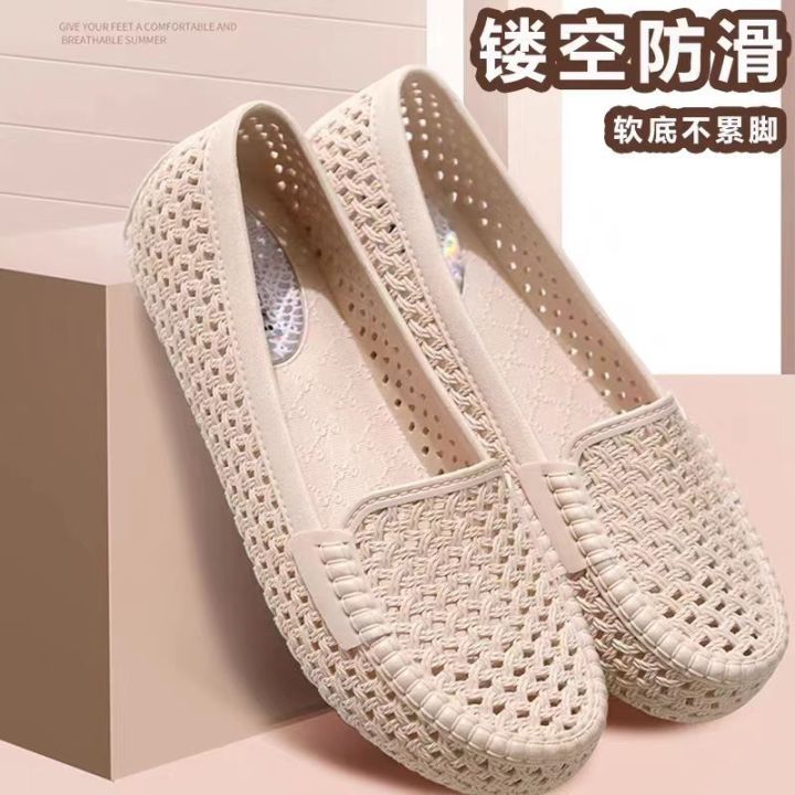 Sandals women's bag toe hole shoes flat non-slip breathable mom