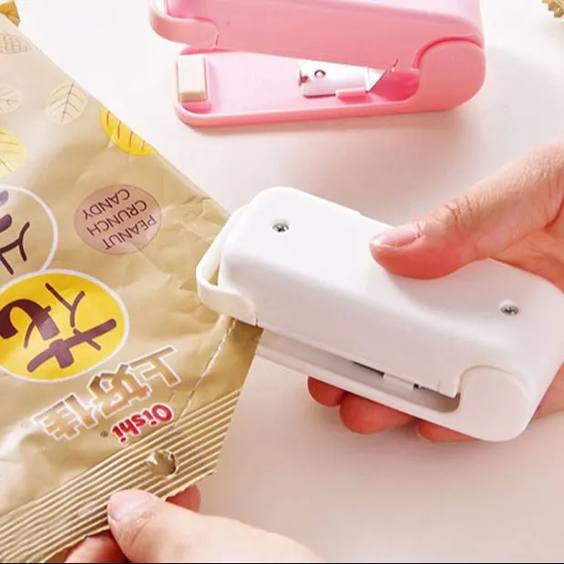 Yigit rezina qogirchoq sotib oldi va uni sikdi.