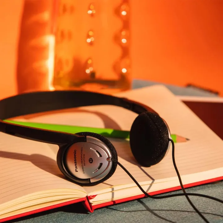 Panasonic%20Headphones,%20On-Ear%20Lightweight%20Earphones%20with%20Microphone%20and%20XBS%20for%20Extra%20Bass%20and%20Clear,%20Natural%20Sound,%203.5mm%20Jack%20-%20-%20Image%204