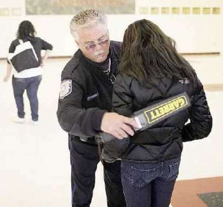 Hand%20Metal%20Detector%20-%20Rechargeable%20-%20Image%203