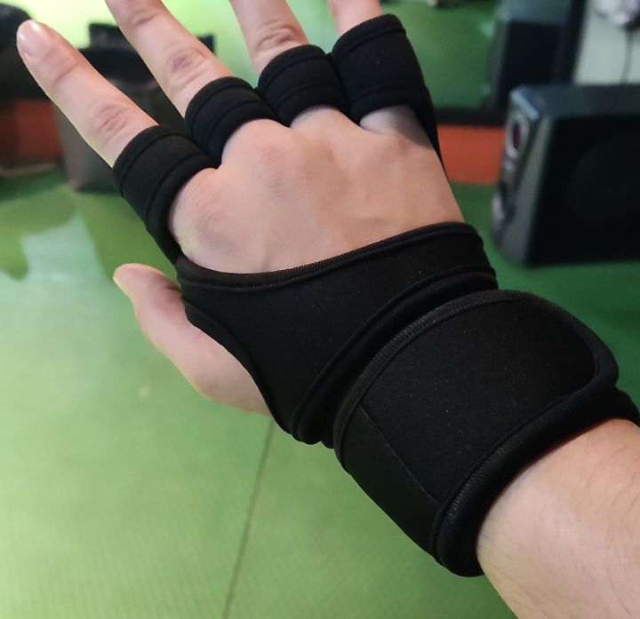 Ventilated%20Weight%20Lifting%20Workout%20Gloves%20With%20Built-In%20Wrist%20Wraps%20-%20Suitable%20For%20Men%20And%20Women%20-%20Image%203