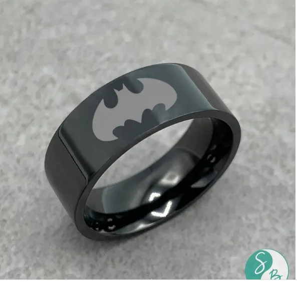 DC%20Comics%20inspired%208MM%20Black%20Band%20Batman%20Logo%20Symbol%20Stainless%20Steel%20Ring%20-%20Image%203