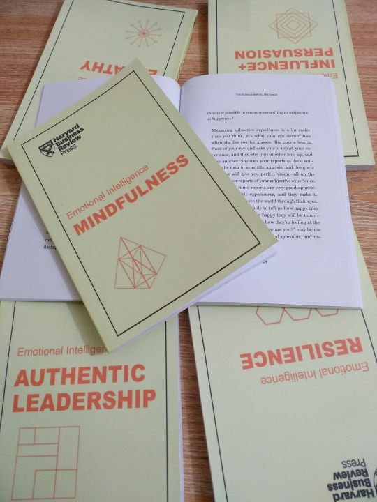 HBR%20Emotional%20Intelligence%20Set%20(6%20Books)%20in%20Premium%20Quality%20White%20Print%20-%20Image%203