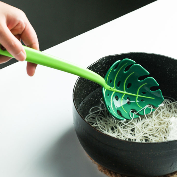Green%20Monstera%20Leaf%20Colander%20Multifunctional%20Long-Handled%20Spaghetti%20Slotted%20Serving%20Spoon%20Salad%20Slotted%20Spoon%20For%20Home%20Kitchen%20-%20Image%205