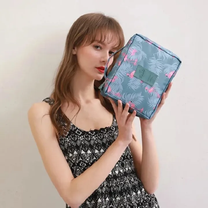 Makeup%20Organizer%20Bag%20-Maroon%20color%20-%20Image%207