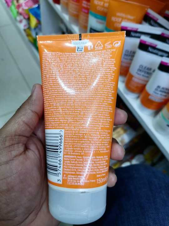 Neutrogena%20Visibly%20Clear%20Spot%20Stress%20Control%20Daily%20Scrub%20150ml%20-%20Image%202