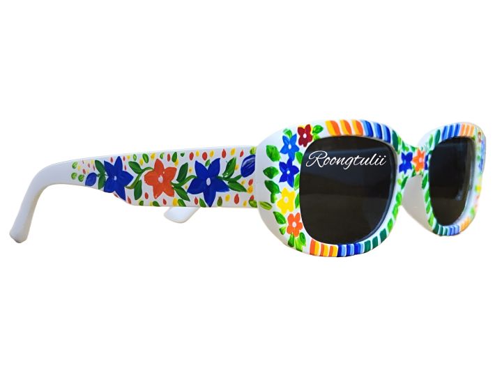 Colorful Rickshaw paint sunglass for Girls. This sunglass can be adapted to yellow ceremonies and festivals in a very beautiful way. (Hand painted)