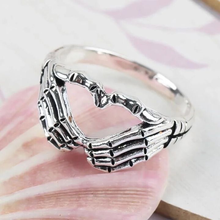 Vintage%20Punk%20Skull%20Hand%20with%20Heart-Shaped%20Ring%20for%20Men%20Women%20Hip%20Hop%20Gothic%20Skeleton%20Hand%20Ring%20Accessories%20Jewelry%20Gifts%20-%20Image%205