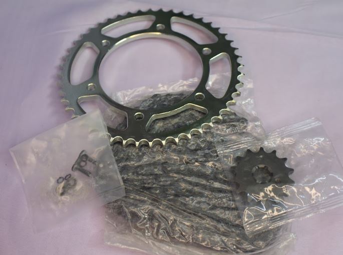 (B9E)%20Chain%20Sprocket%20Set%20(Front%20Sprocket,%20Chain%20Sprocket%20&%20Chain)%20for%20Yamaha%20R15%20V3%20&%20V4%20Bike%20-%20Image%203
