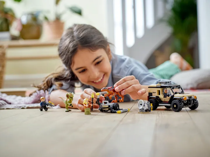 LEGO%2076951%20PYRORAPTOR%20&%20DILOPHOSAURUS%20TRANSPORT%20-%20Image%208