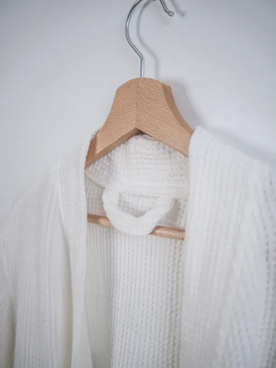 White%20Waffle%20Bathrobe%20%E2%80%93%20100%25%20Cotton%20%7C%20Unisex%20Soft%20&%20Lightweight%20Robe%20for%20Men%20&%20Women%20(Free%20Size,%20White)%20-%20Image%203