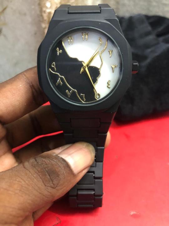 Arabic%20Aura%20Watch%20for%20men%E2%80%93%20Carbon%20Fiber%20Look%20Body%20with%20Sleek%20&%20Modern%20Design%20black%20-%20Image%207
