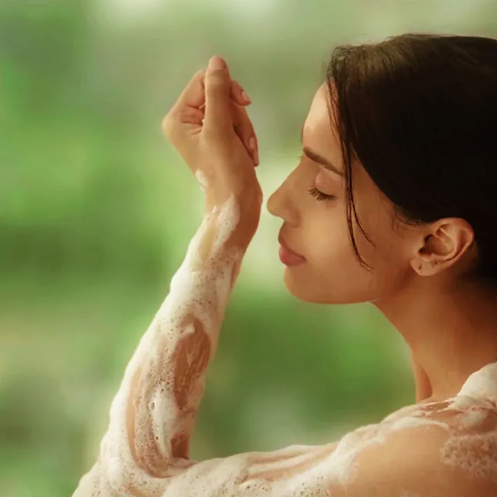 Lux%20Body%20Wash%20Soft%20Rose%20245ml%20French%20Rose%20&%20Almond%20Liquid%20Body%20wash%20%7C%20Bangladesh%20-%20Image%204