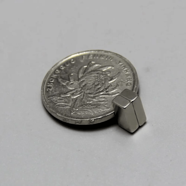 High-Quality%20Mini%20Rare%20Earth%20Neodymium%20Block%20Magnet%2010x5x3mm%20for%20DIY%20and%20Office%20Use%20-%20Image%205
