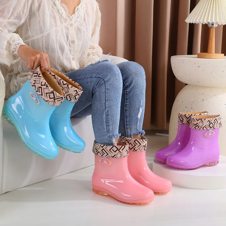 Jelly%20Rain%20Boots%20Women's%20Fashionable%20Rainy%20Day%20Quick-Drying%20Non-Mesh%20Mid-Calf%20Soft%20Rain%20Boots%20Non-Slip%20Glue%20Shoe%20Cover%20Shoes%20-%20Image%204