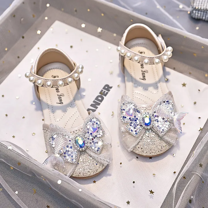 Girls%20sandals%20soft%20sole%20summer%202024%20new%20children's%20bow%20medium%20and%20big%20children's%20baotou%20little%20girl%20crystal%20princess%20shoes%20-%20Image%204