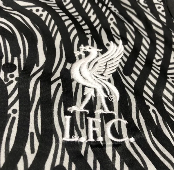 Liverpool%202020%202021%20Jersey%20Half%20Sleeve%20-%20Image%203