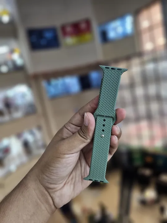Silicone%20Braided%20Straps%20for%20Apple%20Watch%20-%20Compatible%20with%2038mm-45mm,%20Unisex%20Design%20-%20Image%202
