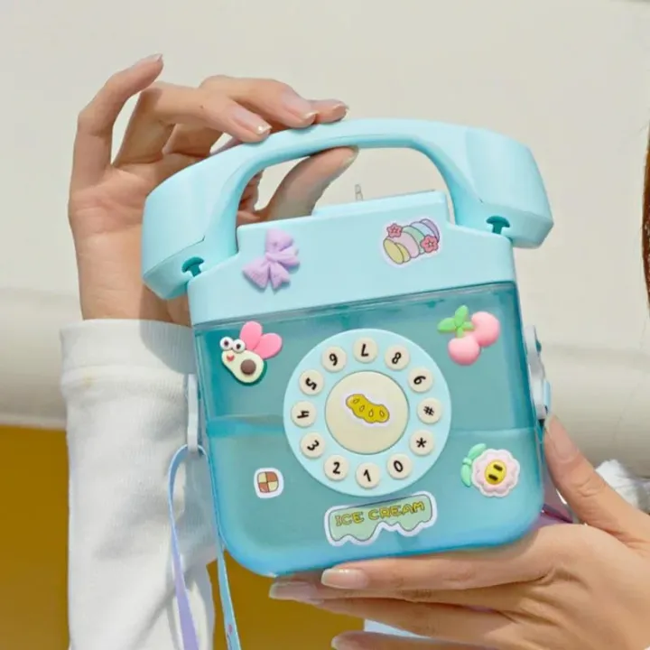 400ML%20Telephone%20Shape%20Water%20Bottle%20Plastic%20Water%20Bottle%20for%20Girls%20Kawaii%20Straw%20Bottle%20with%20Sticker%20Strap%20Children%20Outdoor%20Kettle%20-%20Image%206